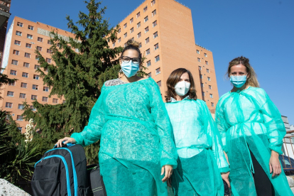 Paula, Silvia y  Celia, delante del Hospital Clínico, forman el equipo de Cuidados Paliativos de Valladolid Este. - J. M. LOSTAU