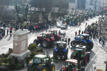 Agricultores y ganaderos bloquean las carreteras en Valladolid, Soria, Burgos, Salamanca y Ponferrada