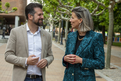 El secretario general del PSOE de Castilla y León, Luis Tudanca, y la candidata socialista a la Alcaldía de Ávila, Eva Arias.- ICAL