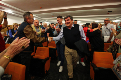 El ministro de Inclusión, Seguridad Social y Migraciones, José Luis Escrivá, participa en un acto electoral del PSOE en Villablino (León).- ICAL