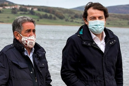 Miguel Ángel Revilla y Alfonso Fernández Mañueco, en una imagen de archivo durante un encuentro en el embalse del Ebro. ICAL.