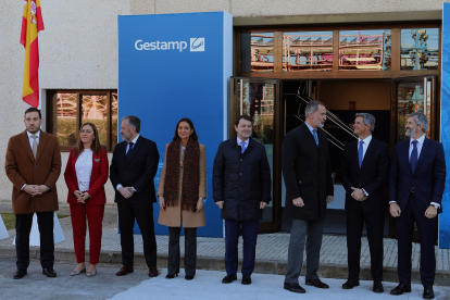 El rey Felipe VI, junto al presidente de la empresa Francisco Riberas (2D) visita en a la planta de Gestamp. - ICAL
