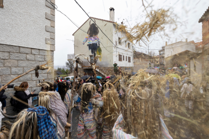 El Domingo de Carnaval los Cucurrumachos toman las calles de Navalosa (Ávila). -ICAL.