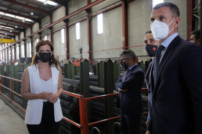 La consejera de Empleo e Industria, Ana Carlota Amigo, visita las instalaciones del Grupo Tecozam. - ICAL