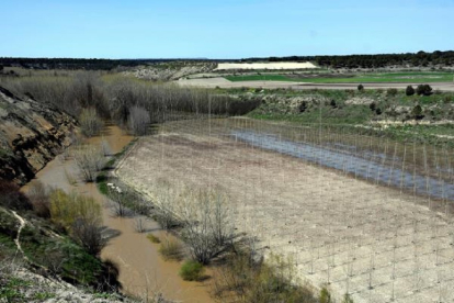 Foto de archivo del río Eresma a su paso por Coca, en Segovia. E.M