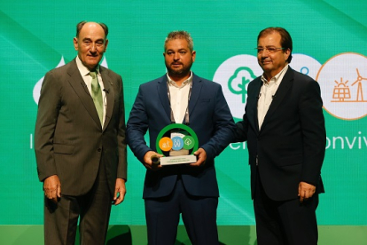Entrega del premio al alcalde del pueblo burgalés Revilla Vallejera. iberdrola