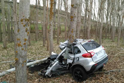 El turismo estrellado contra un árbol tras el accidente en Guardo, Palencia.- ICAL