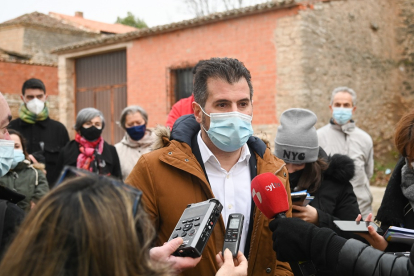 El secretario general del PSOECyL, Luis Tudanca, visita la localidad de Barrio de Muñó (Burgos) junto a la alcaldesa, Ana Isabel de Prado, para analizar la puesta en marcha por parte del Gobierno de la banda ancha. - ICAL