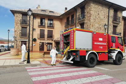 Los bomberos del Ayuntamiento de Soria ejecutan labores de formación de equipos de desinfección en la provincia. - AYUNTAMIENTO DE SORIA