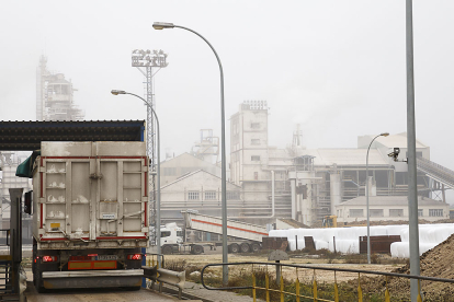 Un camión de remolacha entra en las instalaciones de la molturadora de AB Azucarera en Toro (Zamora), en una imagen de archivo. ICAL