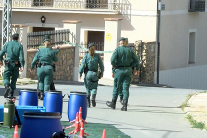 La Guardia Civil acordona la casa de Segovia donde fallecían la mujer y su hijo tras inhalar pesticida.-CYLTV