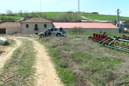 La Guardia Civil acordona la casa de Segovia donde fallecían la mujer y su hijo tras inhalar pesticida.-CYLTV