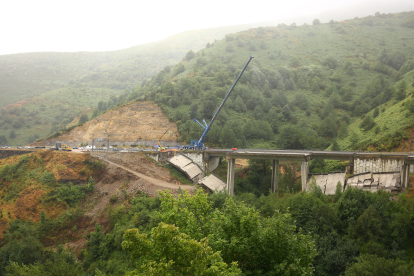 Desmantelamiento del vano del viaducto de Castro de la A-6 en León. ICAL