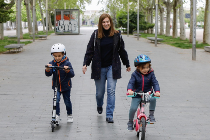 Una madre pasea a sus dos hijos en la Acera Recoletos de Valladolid. -JUAN MIGUEL LOSTAU.
