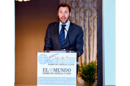 Óscar Puente, durante su intervención en el Club de Prensa. J. M. LOSTAU