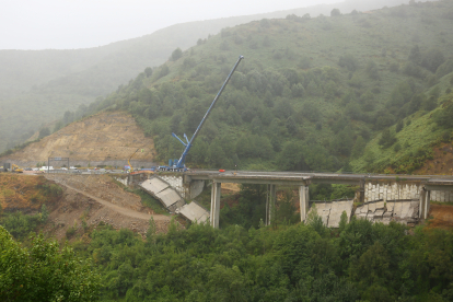 Desmantelamiento del vano del viaducto de Castro de la A-6 en León. ICAL