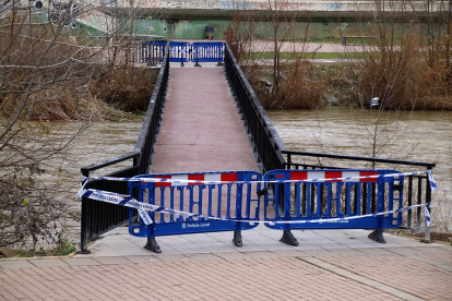 El Ayuntamiento de León cierra las pasarelas peatonales del Bernesga ante el aumento de caudal.- ICAL