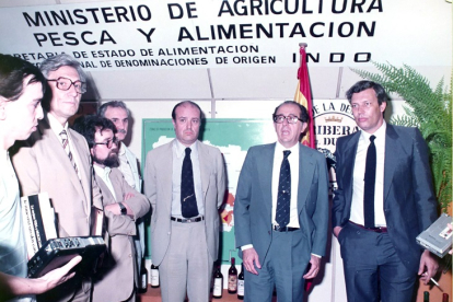 FIRMA EN LA ESTACIÓN DE METRO DE RETIRO. El 21 de julio de 1982 se aprobó el primer reglamento y se constituyó formalmente la DO Ribera del Duero. El acto tuvo lugar en la estación de Retiro de Madrid, donde se celebraba una exposición de botellas de vinos de la región. En la imagen, segundo por la derecha, el entonces ministro, José Luis Álvarez. / JI BERDÓN DO RIBERA