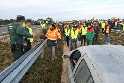 Agricultores y ganaderos cortan la autovía A-62 en Fuentes de Oñoro (Salamanca).- ICAL