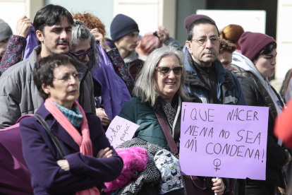 Concentración feminista y 'performance' 'Un violador en tu camino' en León. CAMPILLO