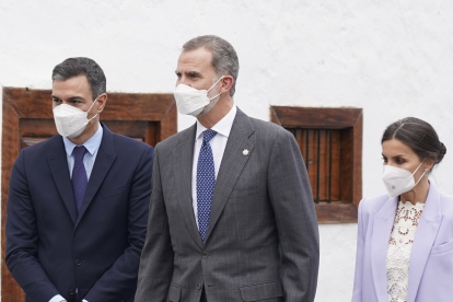 Sus Majestades los Reyes, don Felipe y doña Letizia, acompañados del presidente del Gobierno, Pedro Sánchez. - ICAL