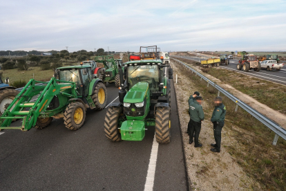 Agricultores y ganaderos cortan la autovía A-62 en Fuentes de Oñoro (Salamanca).- ICAL