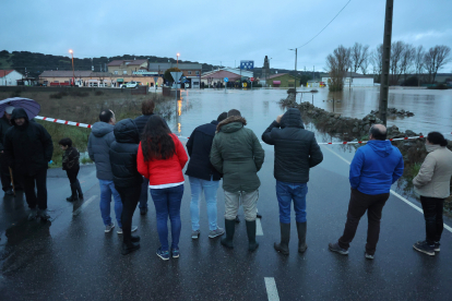 La carretera que une la N-620 con la localidad de Aldehuela de la Bóveda se encuentra cortada por el agua. ICAL