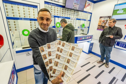 Alfonso Cermeño, titular de la administración Las Francesas en la calle Santiago, con algunos décimos de lotería. -PHOTOGENIC