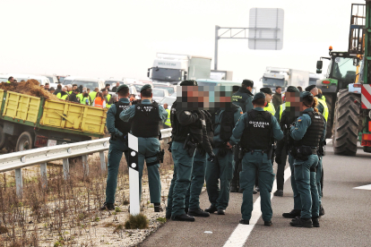 Agricultores y ganaderos cortan la autovía A-62 en Fuentes de Oñoro (Salamanca). -ICAL