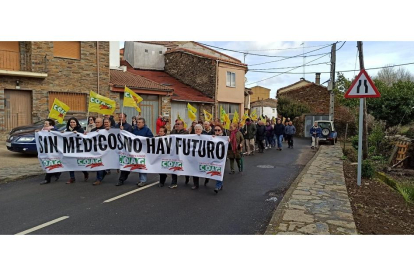 Unas 200 personas se movilizan en Sejas de Aliste contra la reordenación sanitaria de la comarca. - ICAL