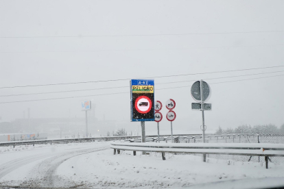 Imagen de archivo de un cartel que anuncia peligro por nieve en la A-67.- Europa Press