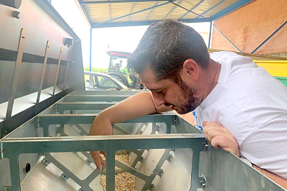 Un participante del último programa ‘Cultiva’ manipula una tolva de pienso en una granja modelo. UNIÓN DE UNIONES