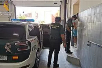 Imagen de la detención de un hombre que fue sorprendido 'in fraganti' en el interior de una vivienda en Villalobón. - GUARDIA CIVIL DE PALENCIA