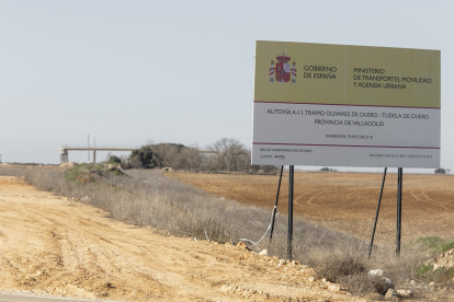 Cartel de anuncio de las obras en el tramo entre Olivares y Tudela.- JOAQUÍN RIVAS / PHOTOGENIC