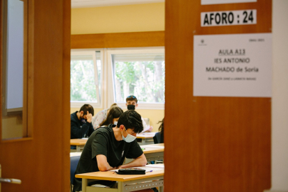 Alumnos de bachillerato momentos antes de comenzar las pruebas de la EBAU en Soria. - ICAL