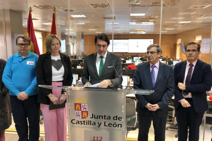 En el centro, el consejero de Fomento y Medio Ambiente, Juan Carlos Suárez-Quiñones, presenta el balance de actuaciones del Servicio de Emergencias 112 de Castilla y León. - EUROPA PRESS