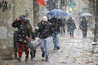 La nieve cubre las calles de León. - ICAL