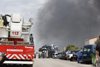 Incendio en el desguace en Carbonera de Frentes, en Soria. -ICAL