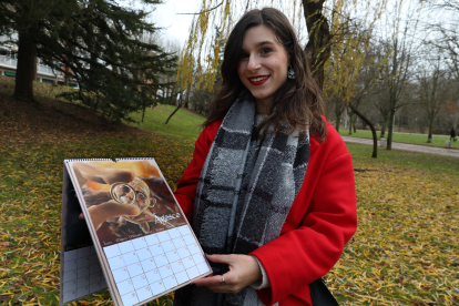 La joven ilustradora Uxue Rodriguez muestra su calendario 2023 con la temática de la saga del Señor de los Anillos que vende a través de las redes. ICAL