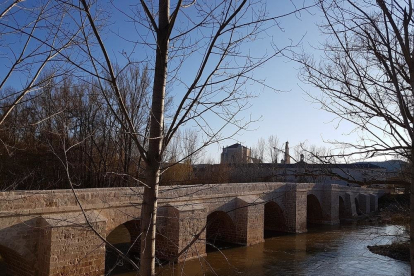 El puente de La Vid une desde 1622 Langa y Vadocondes. - L. VELÁZQUEZ