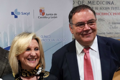 La consejera de Sanidad, Verónica Casado, y el ex gerente del hospital de Medina, José Manuel Vicente. | ICAL