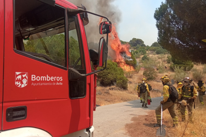 Extinción del fuego en Hoyo de Pinares (Ávila).- E. M.