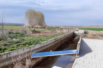 Rampa en el canal de Villalaco, en Palencia. / CHD