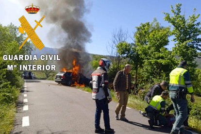 Un herido y dos guardias civiles intoxicados por inhalación de humo debido al incendio de un vehículo en Béjar (Salamanca). -ICAL