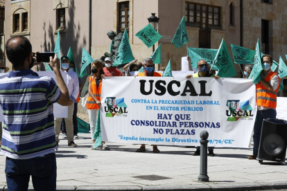 Representantes sindicales de la Unión Sindical de Castilla y León (Uscal) se concentran frente al Convento de San Esteban, durante la Conferencia de Presidentes. - ICAL