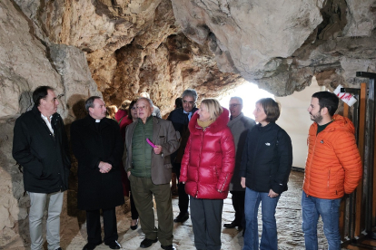 El consejero de Cultura, Gonzalo Santonja, visita la obras de restauración de la ermita de San Saturio. -ICAL