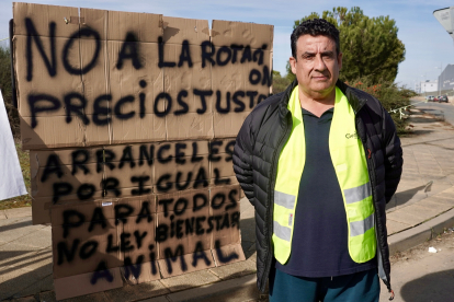 Agricultores de la provincia de León se concentran en el polígono industrial de Villadangos del Páramo. -ICAL
