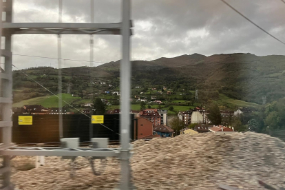 Salida del tren en Pola de Lena, Asturias. -E.M.