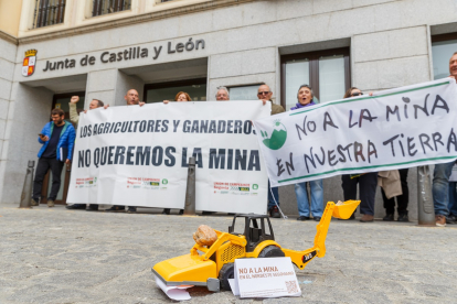 Alcaldes del Nordeste de Segovia, con el alcalde de Barbolla, Basilio del Olmo a la cabeza, presentan ante la junta alegaciones en contra de la mina de cuarzo a cielo abiero en la zona. -ICAL