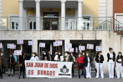 Concentración de los trabajadores del Hospital San Juan de Dios de Burgos. ICAL
